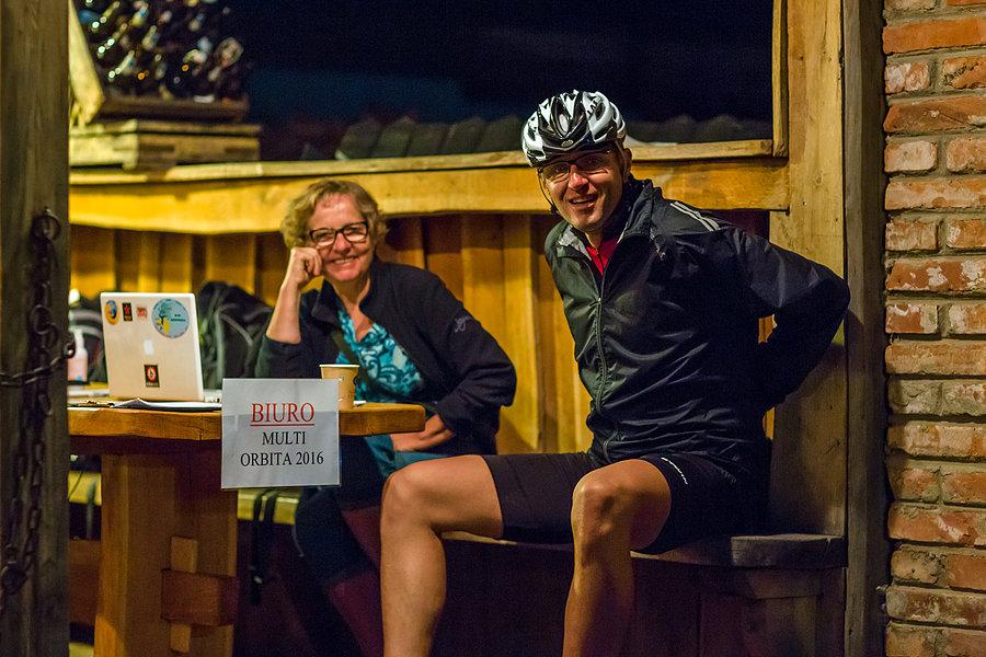 Funio i Anwi na nocnym pit stopie w biurze Multi Orbity 2016
