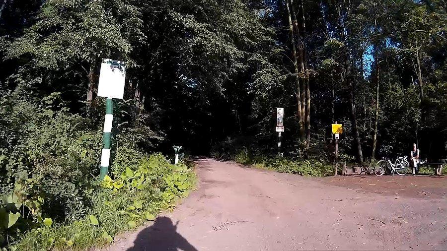 Rowerzysta na początku czerwonego szlaku