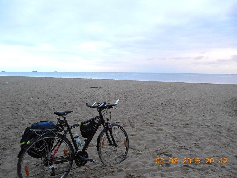 Na plaży pod klifem na granicy Sopotu i Gdyni