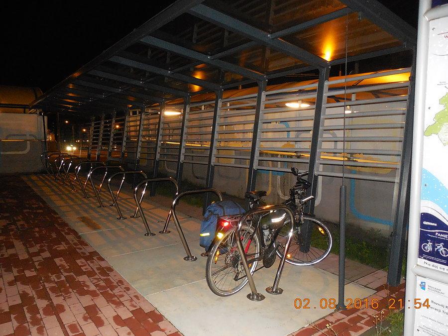 Zadaszony parking rowerowy przy stacji Gdynia Wzgórze Świętego Maksymiliana o godzinie 22 świecił pustkami