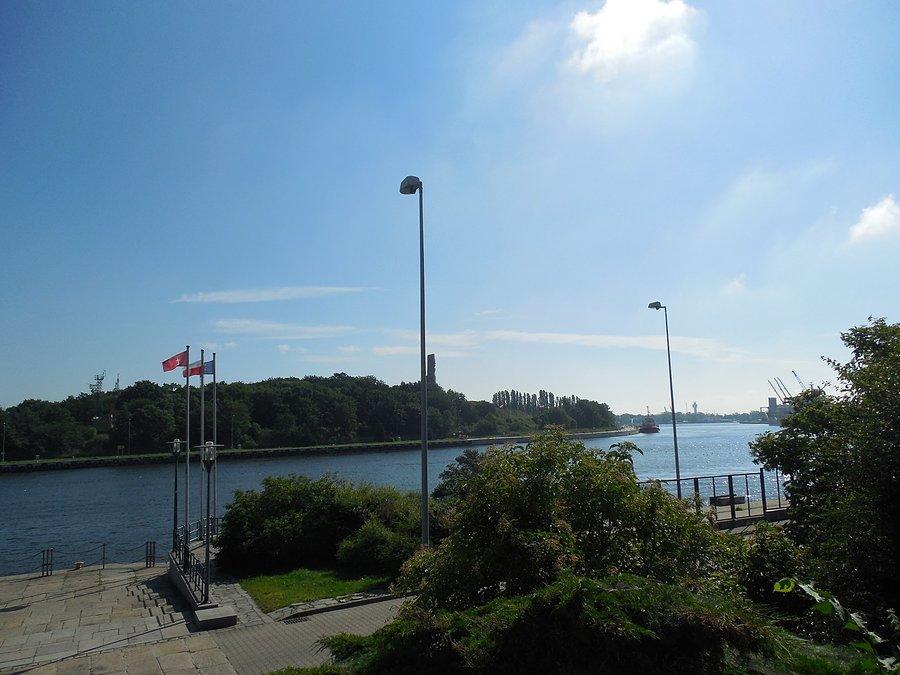Przez Martwą Wisłę widać Westerplatte