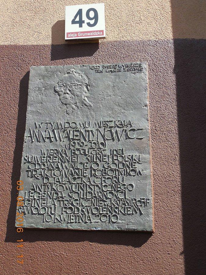 Natrafiłem na tablicę na budynku, w którym mieszkała śp. Anna Walentynowicz - jakże skromna i prawa osoba i jak bardzo zasłużona dla naszej wolności