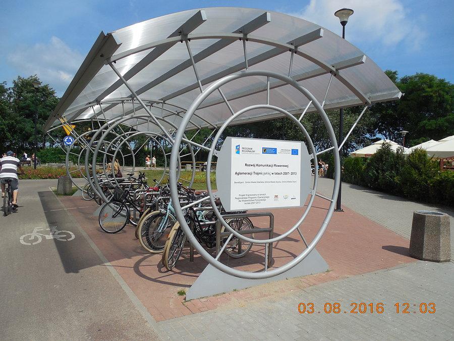 Parking rowerowy przy plaży w Brzeźnie