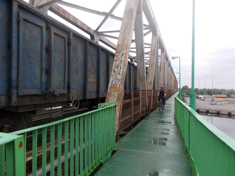 Krzywy na kładce przy moście kolejowym pilnuje transportu węgla