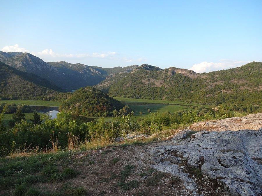 Góry w okolicy jeziora