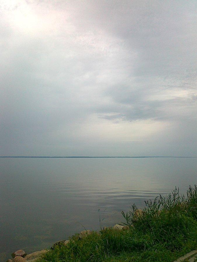 Pochmurny dzień nad zatoką