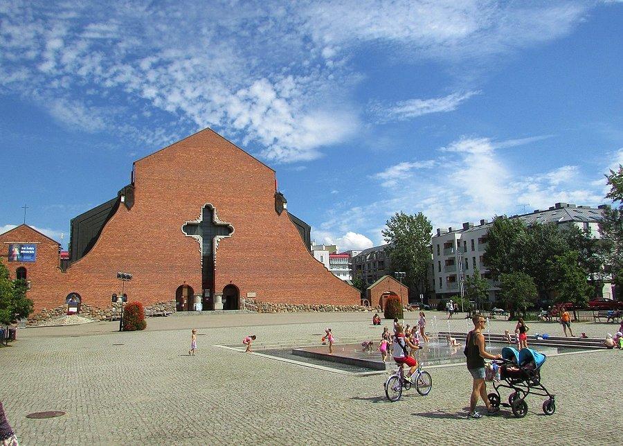 Ursynów - fontanna przed kościołem