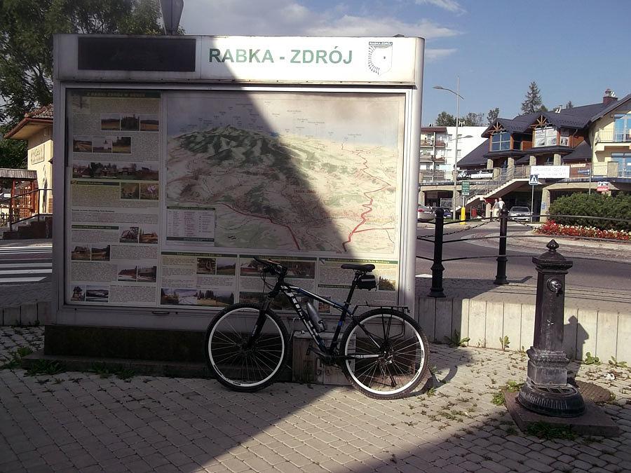 Standardowe zdjęcie z Rabki. Po prawej kranik z wodą