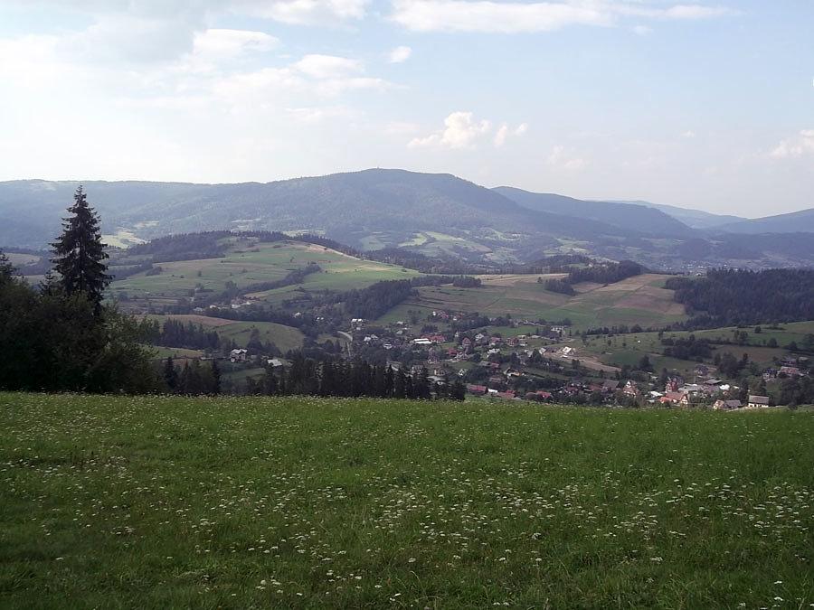 Widoczki spod Maciejowej. Najwyższy szczyt to Luboń Wielki