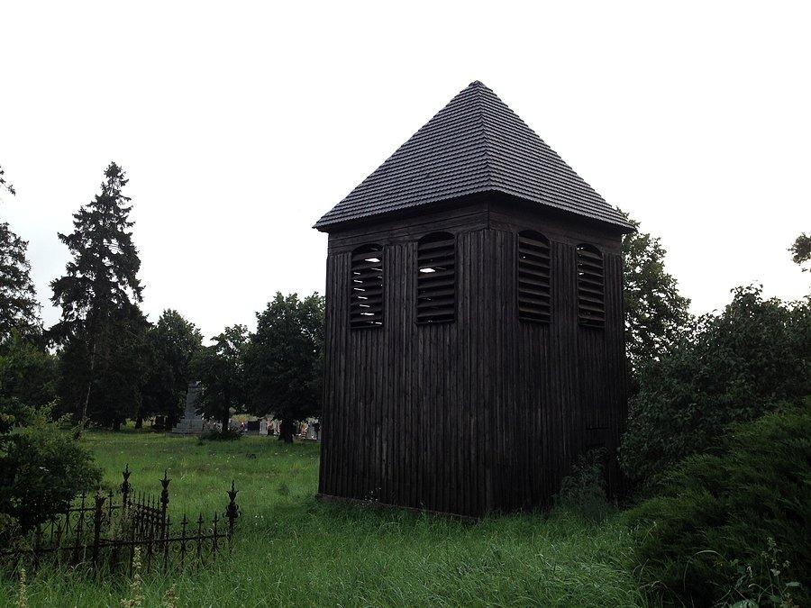 Nowe Dwory - drewniana dzwonnica z 1826 r. z dzwonem z 1795 r