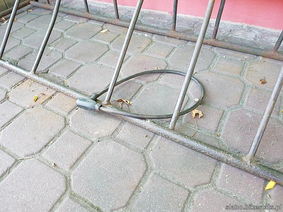 Zapięcie nie do pokonania obok sklepu w Kolumnie koło Łasku - rower zniknął, a ono zostało