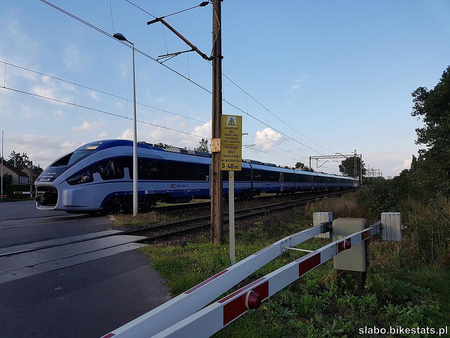 Pociąg PKP Intercity "Konopnicka" z Lublina do Wrocławia na przejeździe przy stacji kolejowej w Dobroniu