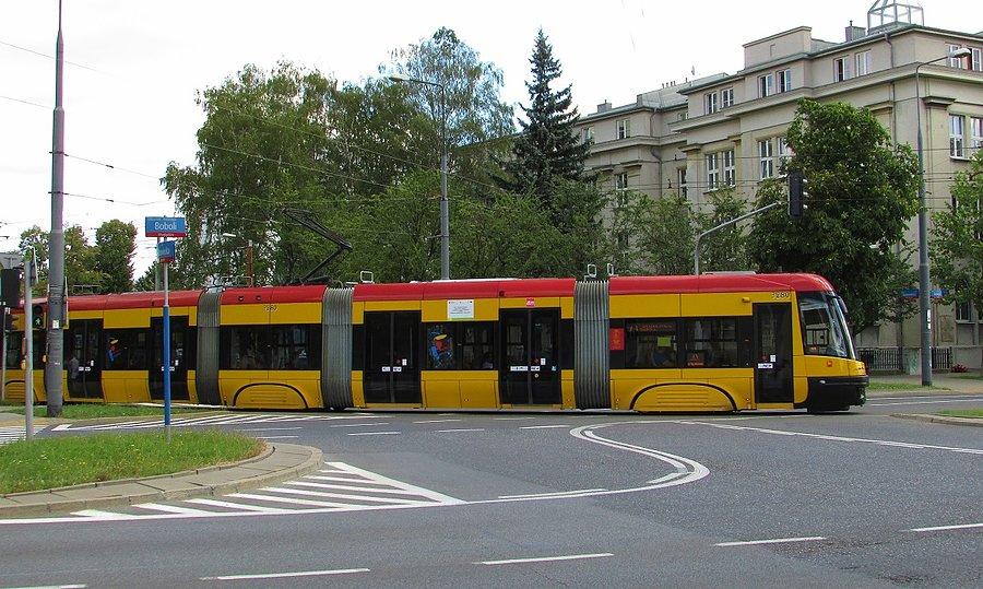 Tramwaj 71 na rogu Boboli i Rakowieckiej