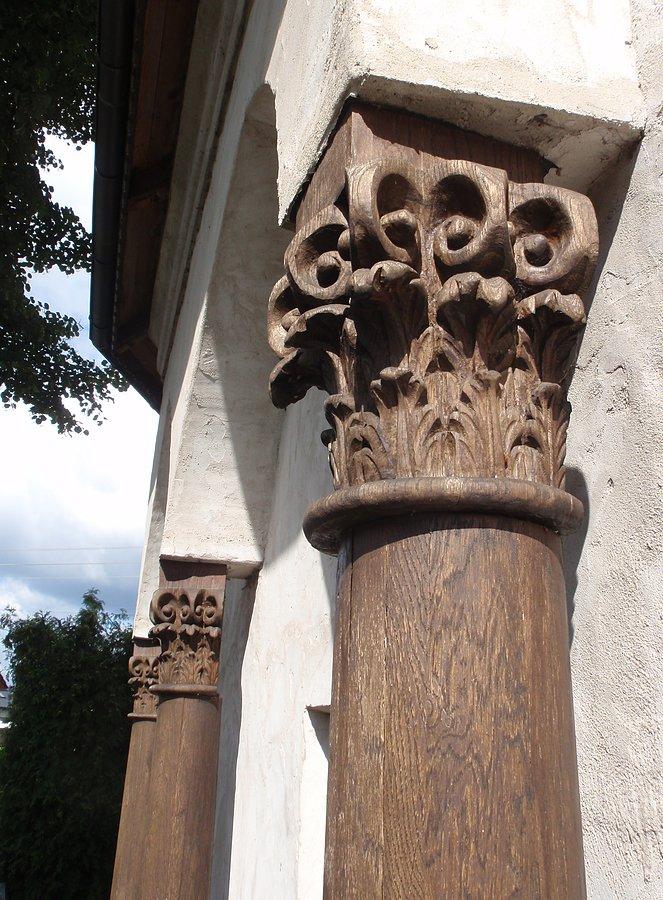 Głowica drewnianej kolumny