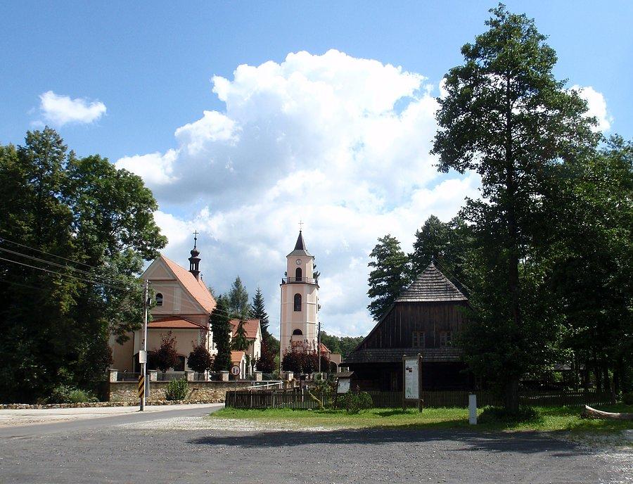 Kościół, cmentarz i stara chata w Kielczy