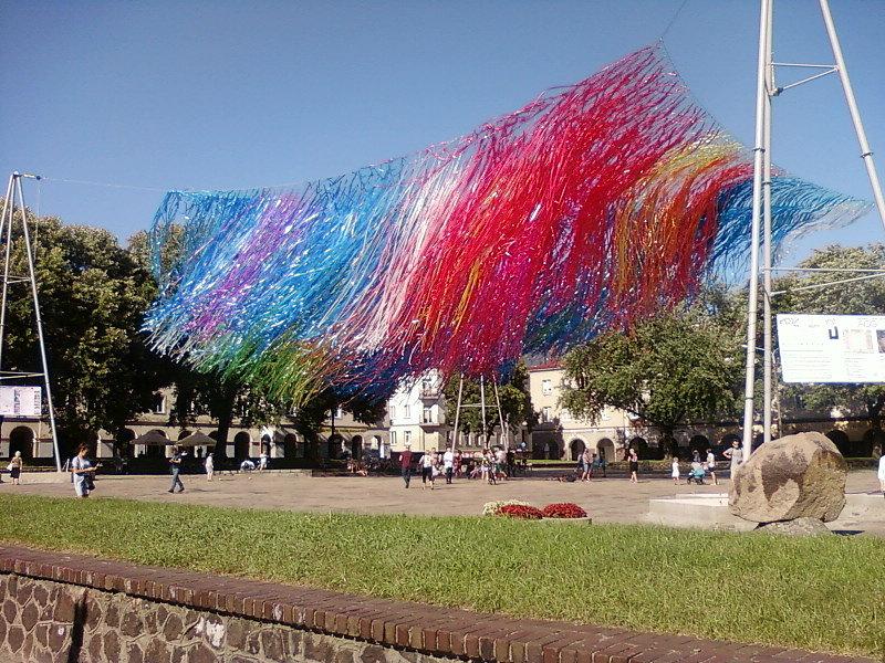 Stary Rynek - instalacja ze wstążek