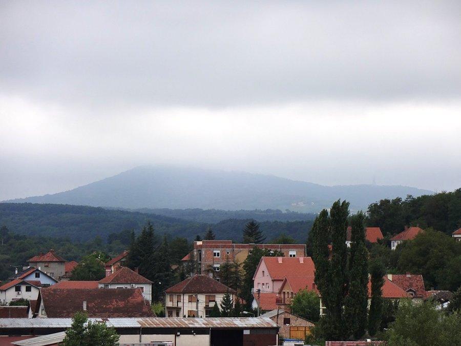 Szczyt góry Avala w chmurach
