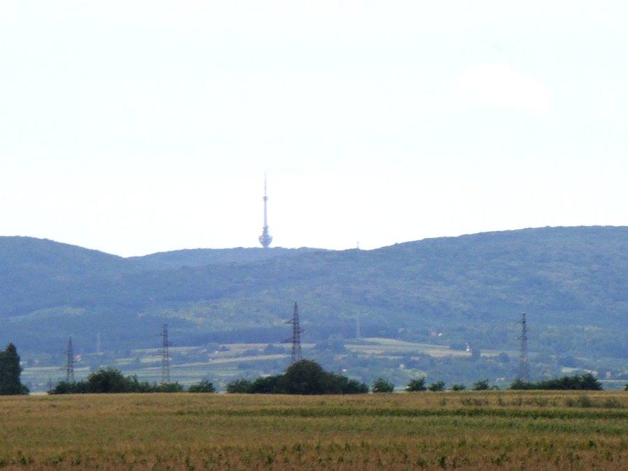 Zniszczona wieża na horyzoncie