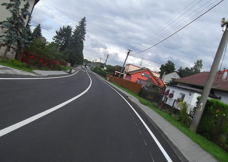 Przejazd przez Šilheřovice po świeżym asfalcie