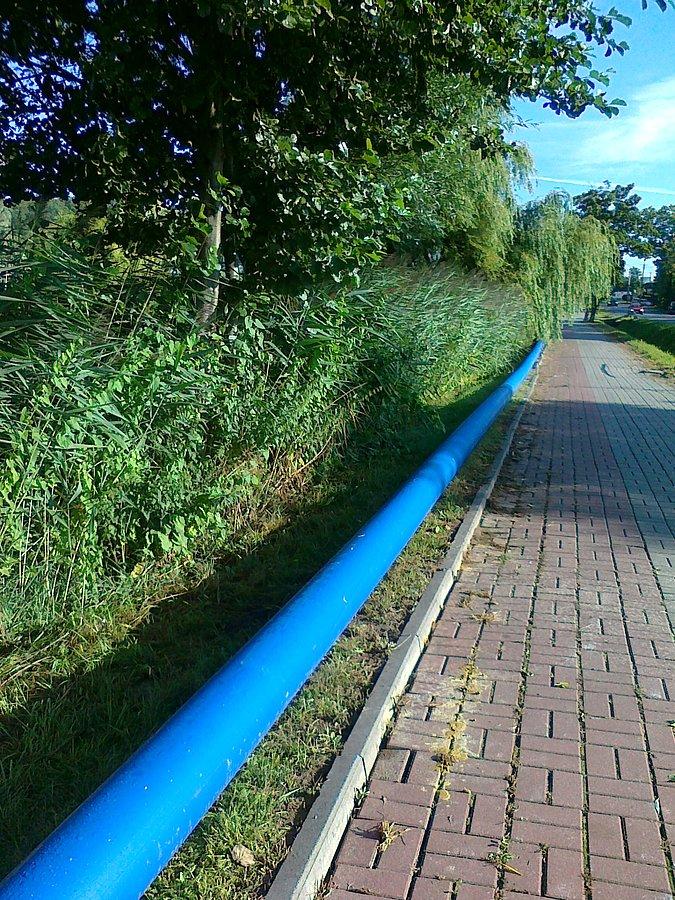 Rura przy stawie w Zielonkach, bedzie przyłączenie do budowanego gimnazjum