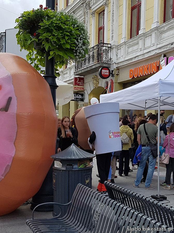 Obok kolejki przedzierają się pan Pączek i pani Kawa