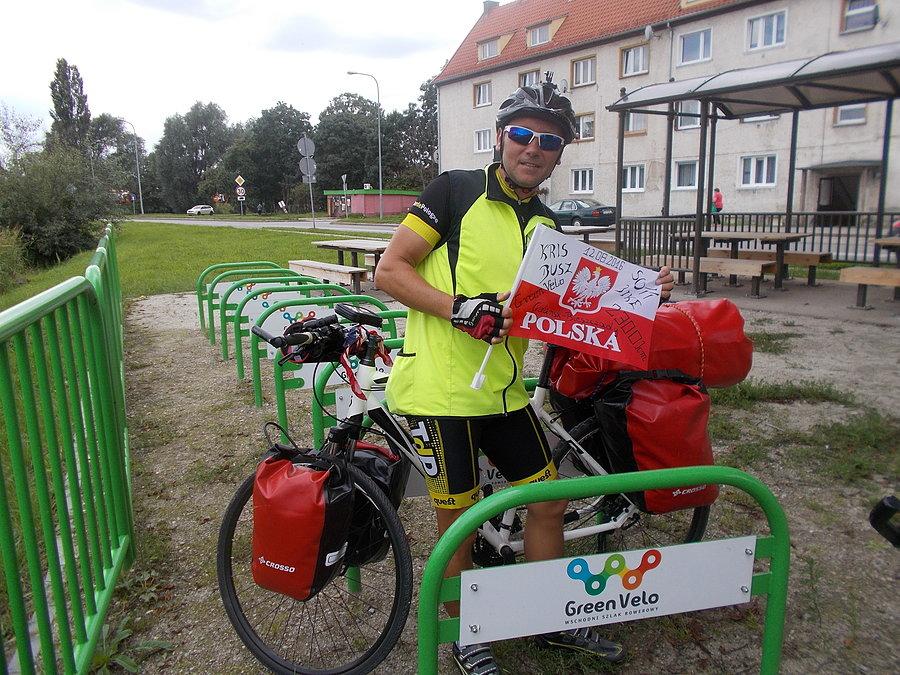 Kris Busz prezentuje flagę