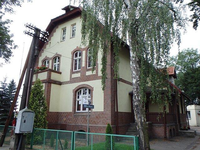 Stylowy budynek Urzędu Miasta oraz ...