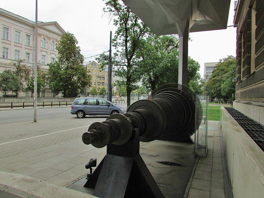 Wirnik turbiny parowej na Nowowiejskiej