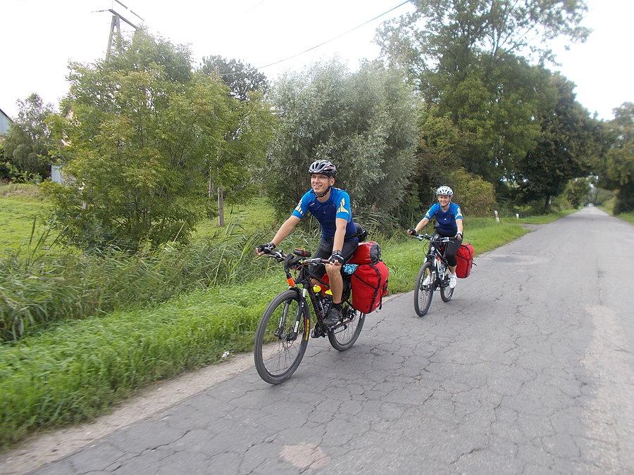 Rowerowa para w Raczkach Elbląskich poszukiwała Najniższego Punktu w Polsce. Pomogłem :-)