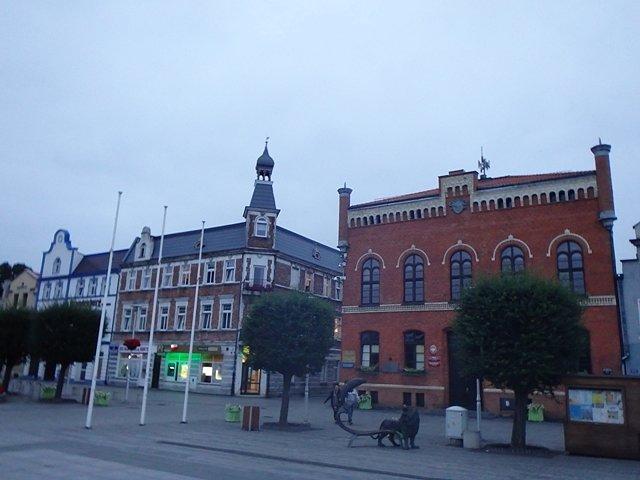 ... rynek z neogotyckim ratuszem na pierwszym planie