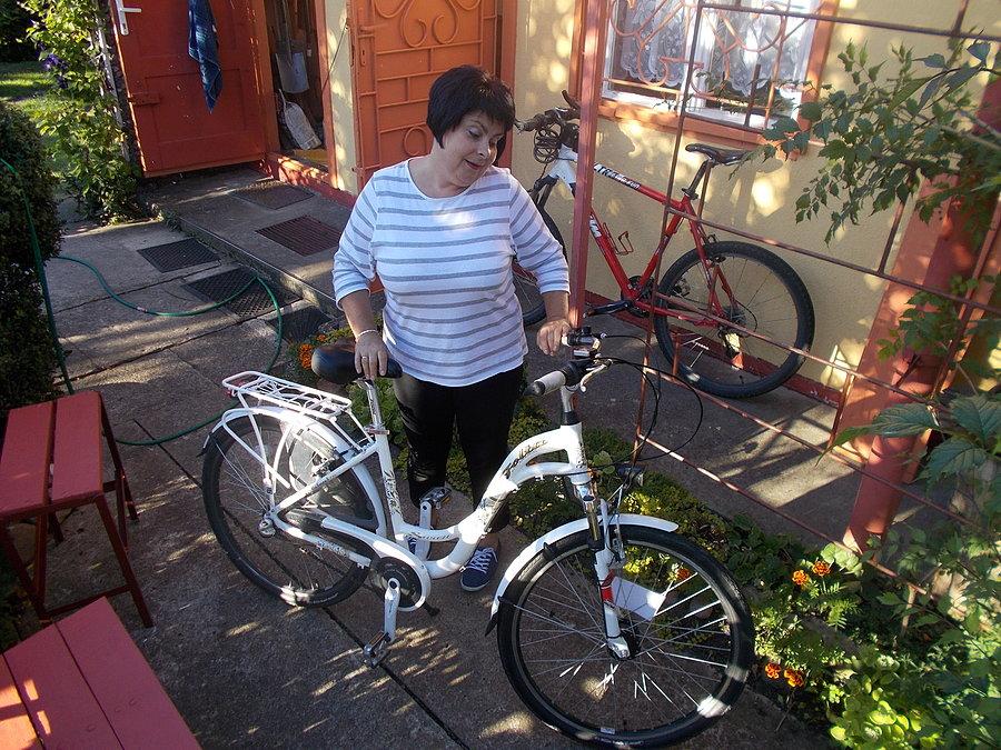 Kamcia zadowolona po regulacji rowerka