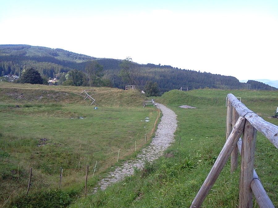 Szańce. Widok od bramy węgierskiej na bramę cieszyńską