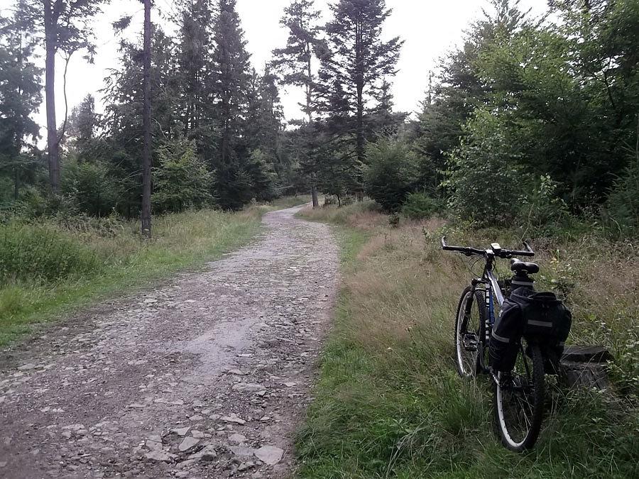 Podjazd na Chrobaczą. Kamienie na końcówce