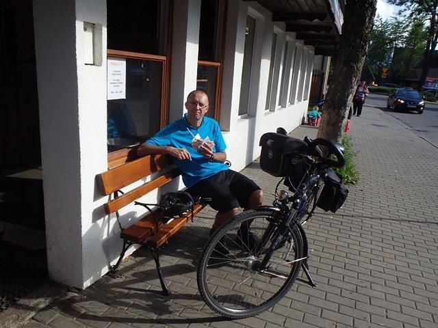 Tak umiłowany przeze mnie, czas posiłku podczas rowerowania;)