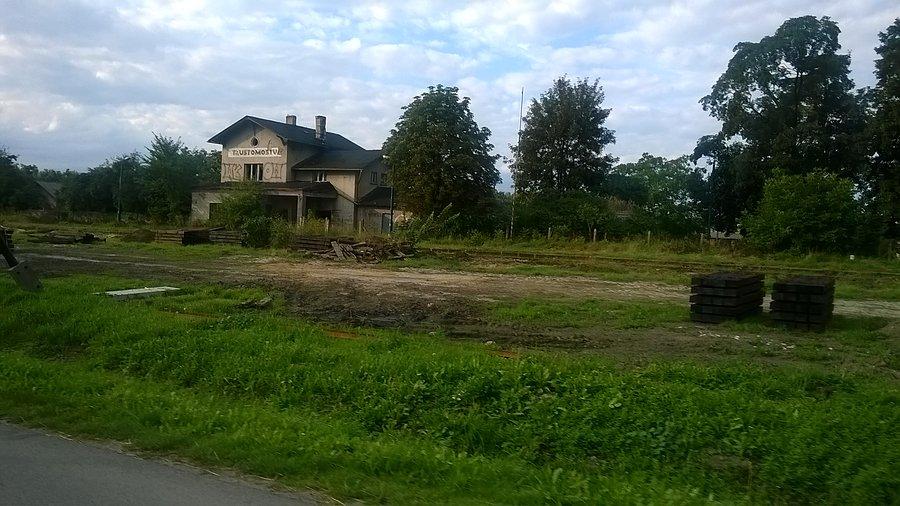 Stacja kolejowa w Tłustomostach