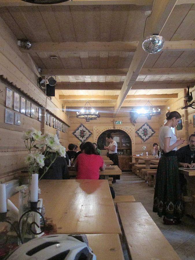 Restauracja wybudowana w całości z drewna