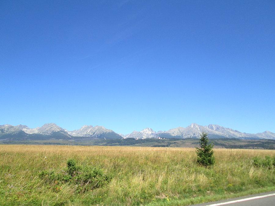 W tle Strbske Pleso, chyba nas czeka podjazd