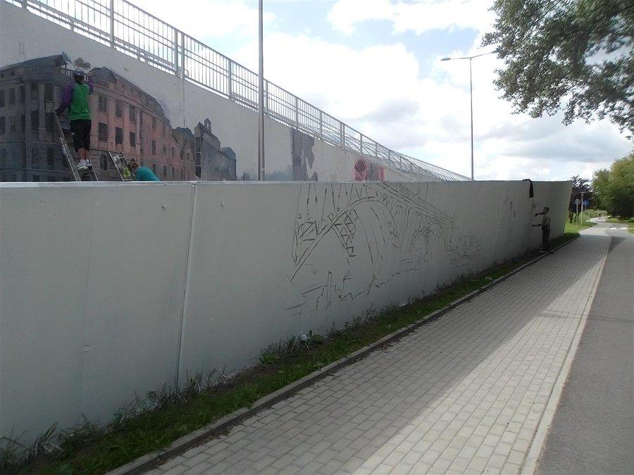 Praca na cztery pędzle - mural trasa AK