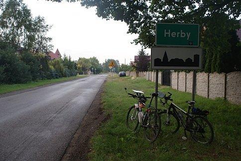 Herby witają