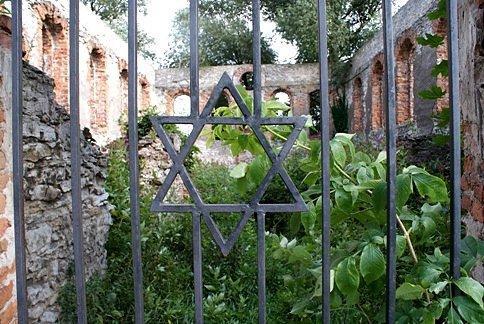 Wnętrze ruin synagogi krzepickiej