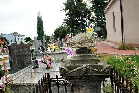 Czaszka na truskolaskim cmentarzu