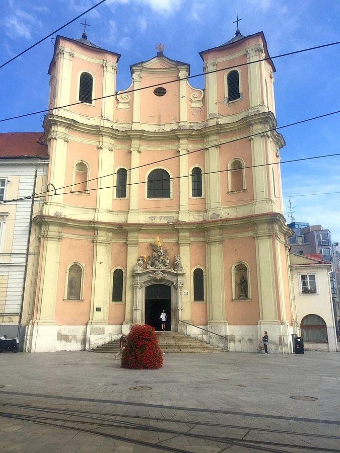 Kolejny kośćiół z lekkko sfatygowaną fasadą