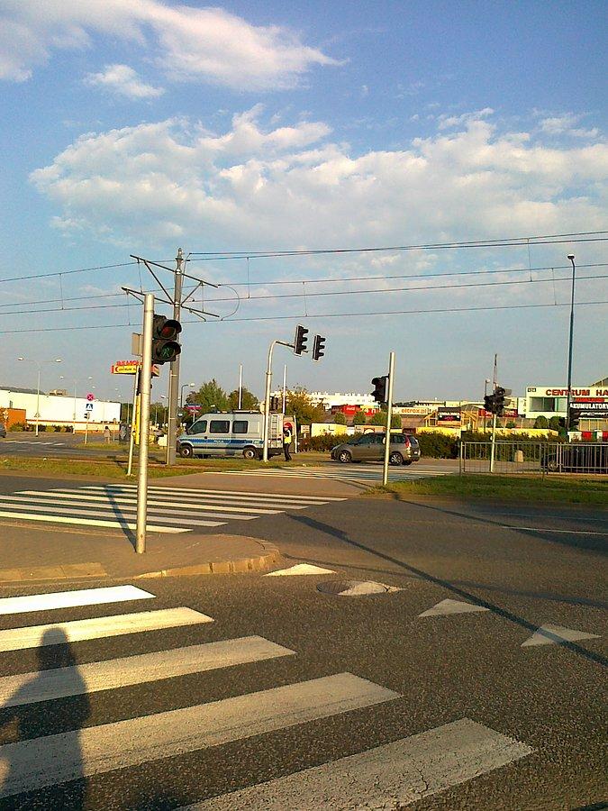 Po wypadku na skrzyżowaniu został jeszcze radiowóz