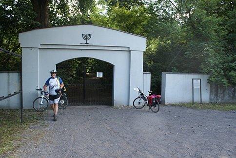 Przed bramą częstochowskiego cmentarza żydowskiego