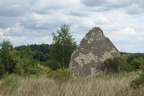 Pozostałości po stodołach w Mstowie