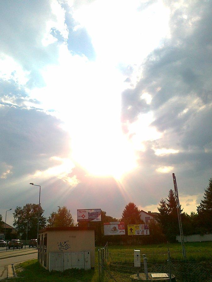 Slonce i chmury, nawet spadly na mnie trzy krople deszczu