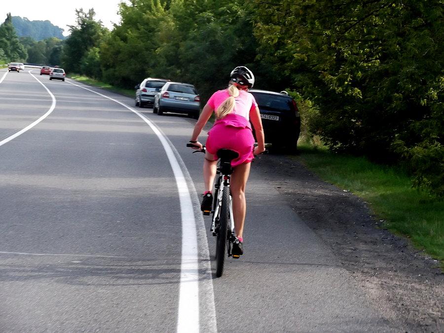 Pędzę za bikerką. Trochę dalej za mostem skręcam w lewo i wałem najpierw wzdłuż rzeki Opavy, później wzdłuż Odry