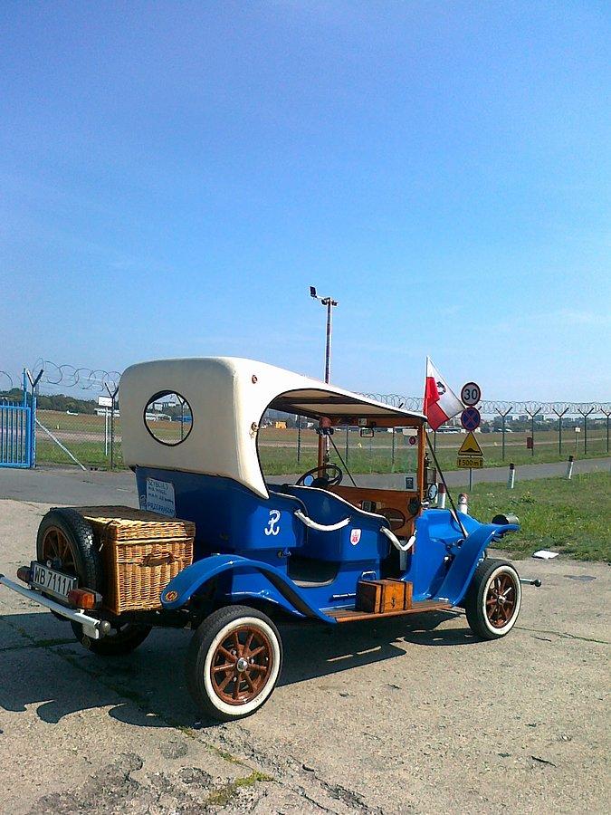 Zabytkowe auto przy lotnisku