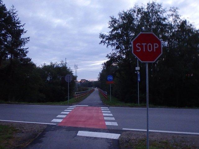 Trzeba uważać na przerywniki w postaci ulic dojazdowych do "dziewięćsetpięćdziesiątkiósemki"