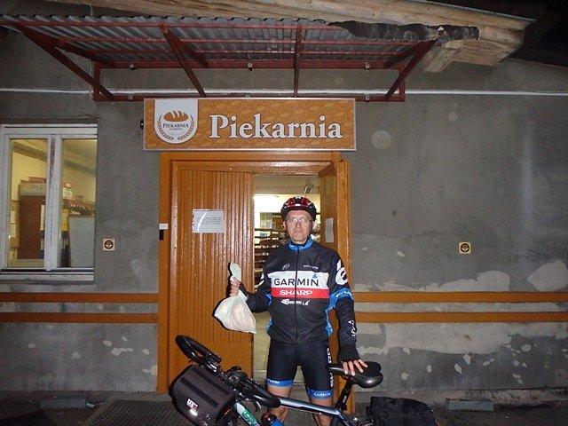 Przed piekarnią w Czarnym Dunajcu z gorącymi jeszcze bułeczkami:)